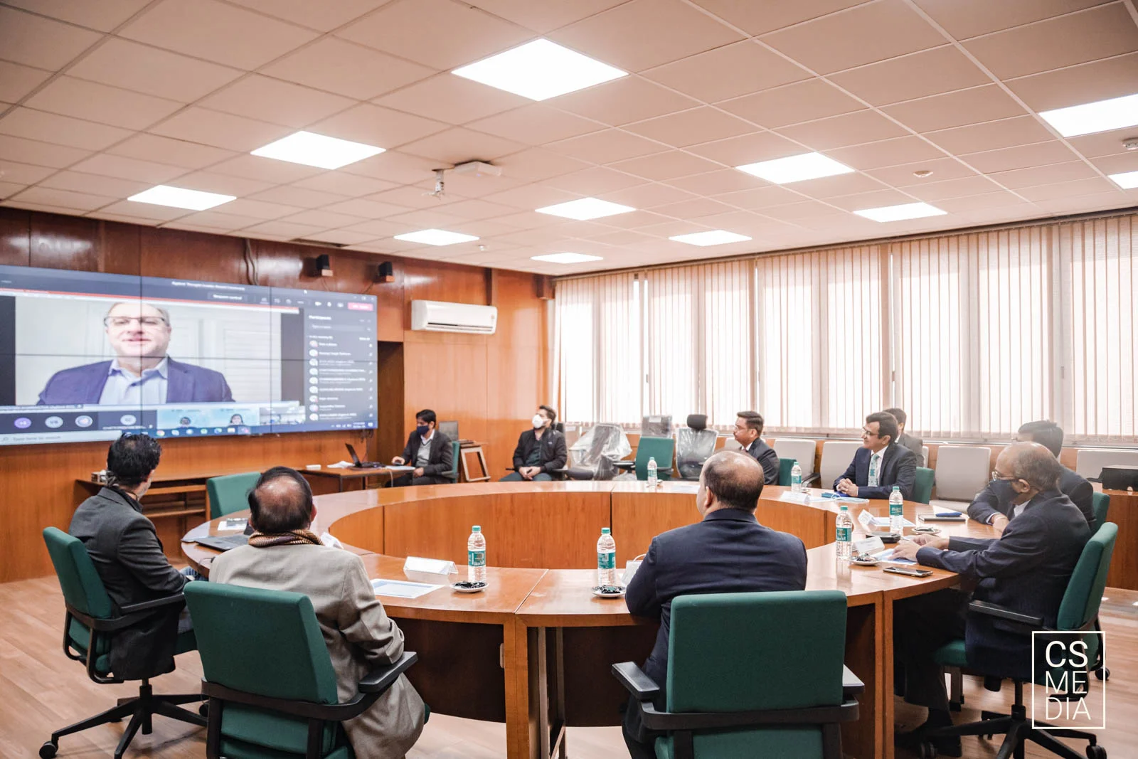 Corporate Lifestyle Photography documenting a team discussion for external communication and marketing.