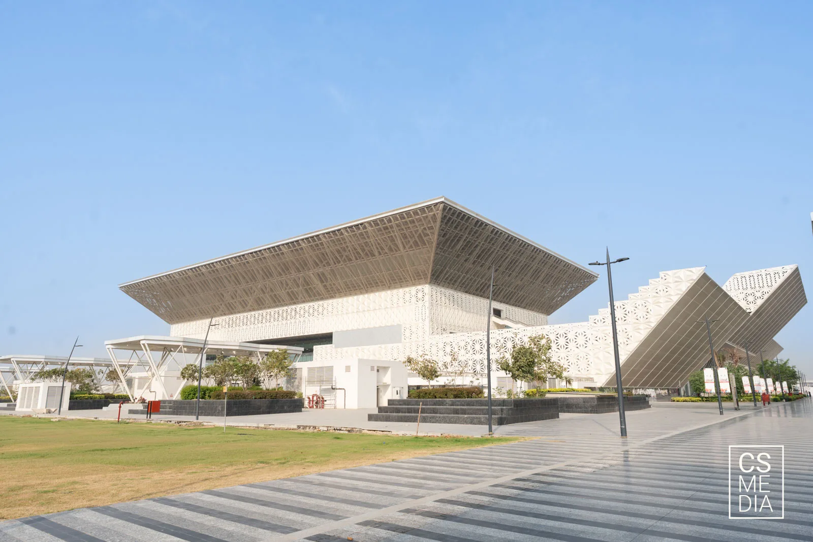 Discover Mumbai's premier venues for tech launches and summits. Insight from CandidShutters Media, specialists in high-authority corporate cinematography.